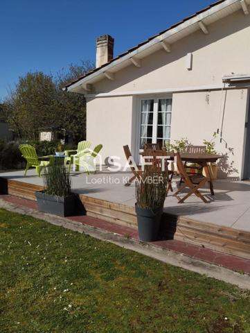 À Barbezieux-Saint-Hilaire, laissez-vous séduire par cette maison de caractère rénovée, alliant charme de l’ancien et confort moderne, offrant de beaux volumes, 6 chambres et un grand jardin exposé plein sud, idéal pour une vie de famille paisible