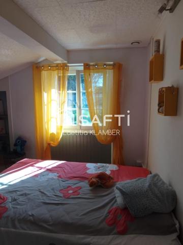 À Barbezieux-Saint-Hilaire, laissez-vous séduire par cette maison de caractère rénovée, alliant charme de l’ancien et confort moderne, offrant de beaux volumes, 6 chambres et un grand jardin exposé plein sud, idéal pour une vie de famille paisible