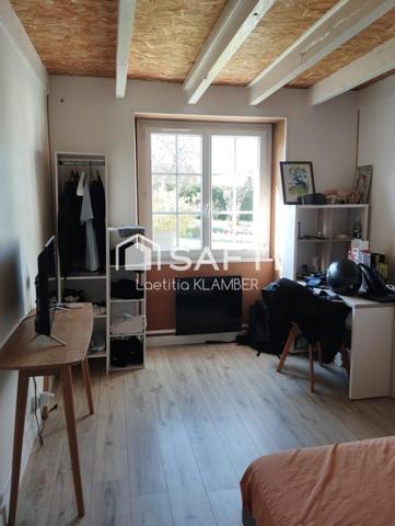 À Barbezieux-Saint-Hilaire, laissez-vous séduire par cette maison de caractère rénovée, alliant charme de l’ancien et confort moderne, offrant de beaux volumes, 6 chambres et un grand jardin exposé plein sud, idéal pour une vie de famille paisible