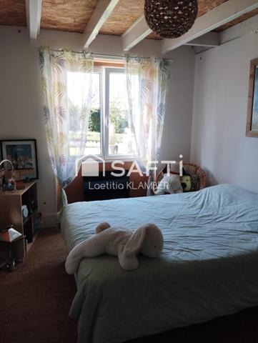 À Barbezieux-Saint-Hilaire, laissez-vous séduire par cette maison de caractère rénovée, alliant charme de l’ancien et confort moderne, offrant de beaux volumes, 6 chambres et un grand jardin exposé plein sud, idéal pour une vie de famille paisible