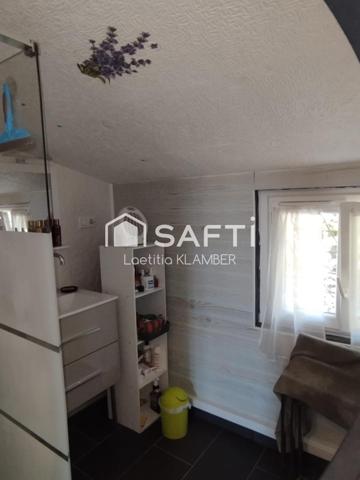 À Barbezieux-Saint-Hilaire, laissez-vous séduire par cette maison de caractère rénovée, alliant charme de l’ancien et confort moderne, offrant de beaux volumes, 6 chambres et un grand jardin exposé plein sud, idéal pour une vie de famille paisible