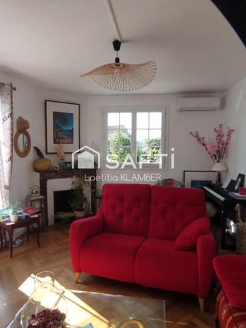 À Barbezieux-Saint-Hilaire, laissez-vous séduire par cette maison de caractère rénovée, alliant charme de l’ancien et confort moderne, offrant de beaux volumes, 6 chambres et un grand jardin exposé plein sud, idéal pour une vie de famille paisible