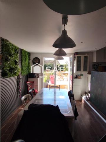 À Barbezieux-Saint-Hilaire, laissez-vous séduire par cette maison de caractère rénovée, alliant charme de l’ancien et confort moderne, offrant de beaux volumes, 6 chambres et un grand jardin exposé plein sud, idéal pour une vie de famille paisible