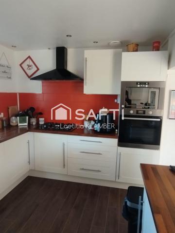 À Barbezieux-Saint-Hilaire, laissez-vous séduire par cette maison de caractère rénovée, alliant charme de l’ancien et confort moderne, offrant de beaux volumes, 6 chambres et un grand jardin exposé plein sud, idéal pour une vie de famille paisible