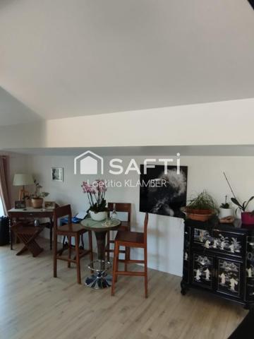 À Barbezieux-Saint-Hilaire, laissez-vous séduire par cette maison de caractère rénovée, alliant charme de l’ancien et confort moderne, offrant de beaux volumes, 6 chambres et un grand jardin exposé plein sud, idéal pour une vie de famille paisible