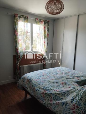 À Barbezieux-Saint-Hilaire, laissez-vous séduire par cette maison de caractère rénovée, alliant charme de l’ancien et confort moderne, offrant de beaux volumes, 6 chambres et un grand jardin exposé plein sud, idéal pour une vie de famille paisible