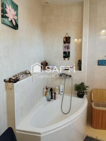 À Barbezieux-Saint-Hilaire, laissez-vous séduire par cette maison de caractère rénovée, alliant charme de l’ancien et confort moderne, offrant de beaux volumes, 6 chambres et un grand jardin exposé plein sud, idéal pour une vie de famille paisible