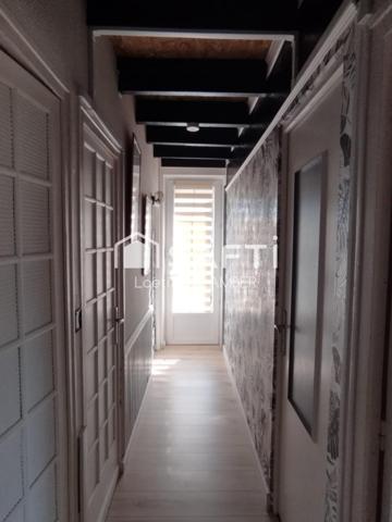 À Barbezieux-Saint-Hilaire, laissez-vous séduire par cette maison de caractère rénovée, alliant charme de l’ancien et confort moderne, offrant de beaux volumes, 6 chambres et un grand jardin exposé plein sud, idéal pour une vie de famille paisible