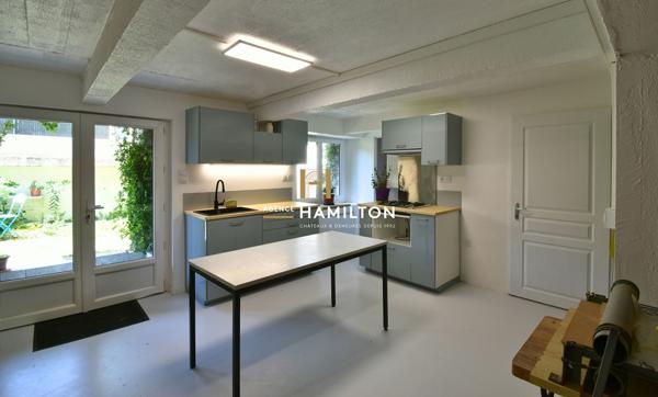 ANCIEN RESTAURANT - EMPLACEMENT N°1 - IDÉAL BOUTIQUE, ATELIER OU PROFESSION LIBÉRALE AVEC LOGEMENT ATTENANT ET SOUS-SOL CONVERTI Cahuzac sur vere