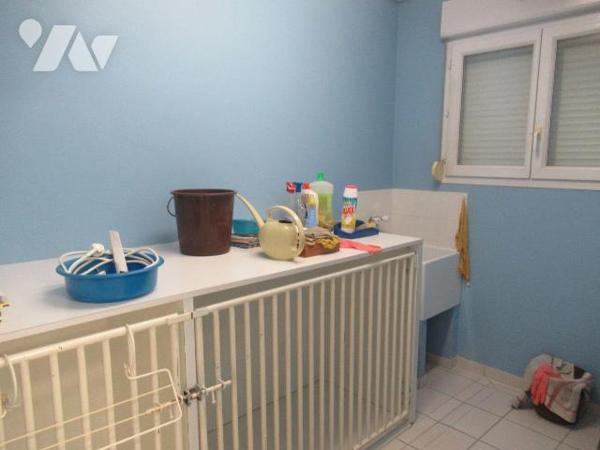 A vendre à saint André les vergers local professionnel de plain pieds vous disposerez d' une su...