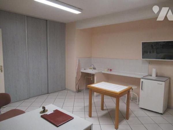 A vendre à saint André les vergers local professionnel de plain pieds vous disposerez d' une su...