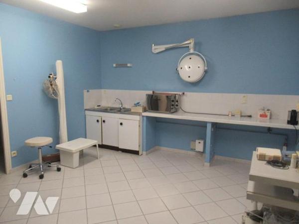 A vendre à saint André les vergers local professionnel de plain pieds vous disposerez d' une su...