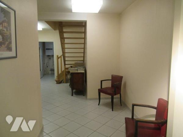 A vendre à saint André les vergers local professionnel de plain pieds vous disposerez d' une su...