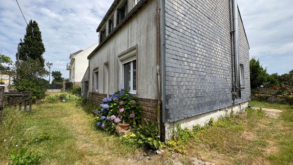 Maison à rénover dans le bourg de Crac'h avec près de 1000 m² de terrain constructible