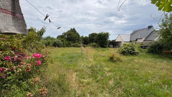 Maison à rénover dans le bourg de Crac'h avec près de 1000 m² de terrain constructible