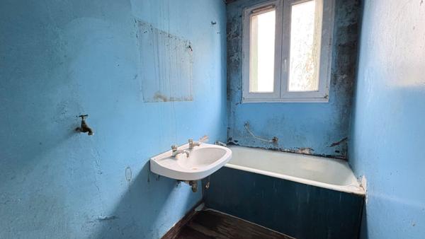 Maison à rénover dans le bourg de Crac'h avec près de 1000 m² de terrain constructible