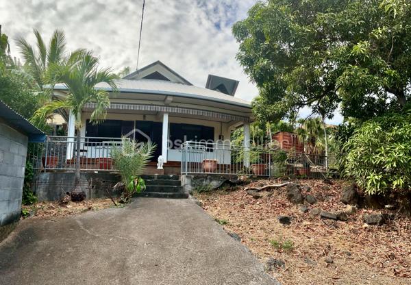 Située dans l’un des secteurs les plus prisés de Saint-Leu, cette maison d’environ 90 m² habitables, édifiée en 1988, offre une opportunité rare sur le marché immobilier.
Implantée sur une belle parcelle d’environ 440 m², elle bénéficie d’un environnement paisible et préservé, tout en profitant d’une situation exceptionnelle à quelques pas du centre-ville. Vous apprécierez la proximité immédiate de toutes les commodités : commerces, services, écoles et animations du centre, accessibles facilement à pied.
La plage de Saint-Leu se trouve à moins de 10 minutes à pied, permettant de profiter pleinement du littoral, des couchers de soleil et du mode de vie recherché de la côte ouest.
Cette propriété séduira les acquéreurs à la recherche d’un bien offrant à la fois emplacement stratégique et potentiel d’évolution. Son terrain généreux représente un véritable atout dans un secteur où les parcelles de cette superficie deviennent particulièrement rares.

N’attendez plus pour concrétiser vos projets.