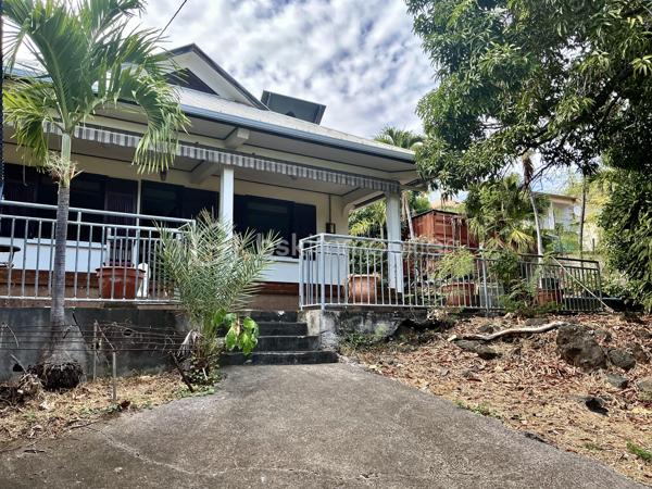 Située dans l’un des secteurs les plus prisés de Saint-Leu, cette maison d’environ 90 m² habitables, édifiée en 1988, offre une opportunité rare sur le marché immobilier.
Implantée sur une belle parcelle d’environ 440 m², elle bénéficie d’un environnement paisible et préservé, tout en profitant d’une situation exceptionnelle à quelques pas du centre-ville. Vous apprécierez la proximité immédiate de toutes les commodités : commerces, services, écoles et animations du centre, accessibles facilement à pied.
La plage de Saint-Leu se trouve à moins de 10 minutes à pied, permettant de profiter pleinement du littoral, des couchers de soleil et du mode de vie recherché de la côte ouest.
Cette propriété séduira les acquéreurs à la recherche d’un bien offrant à la fois emplacement stratégique et potentiel d’évolution. Son terrain généreux représente un véritable atout dans un secteur où les parcelles de cette superficie deviennent particulièrement rares.

N’attendez plus pour concrétiser vos projets.
