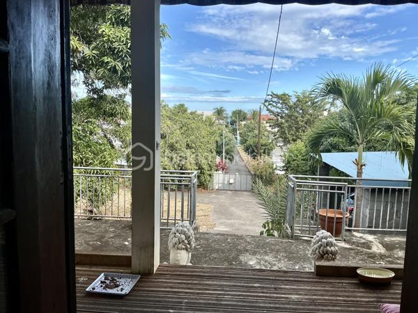Située dans l’un des secteurs les plus prisés de Saint-Leu, cette maison d’environ 90 m² habitables, édifiée en 1988, offre une opportunité rare sur le marché immobilier.
Implantée sur une belle parcelle d’environ 440 m², elle bénéficie d’un environnement paisible et préservé, tout en profitant d’une situation exceptionnelle à quelques pas du centre-ville. Vous apprécierez la proximité immédiate de toutes les commodités : commerces, services, écoles et animations du centre, accessibles facilement à pied.
La plage de Saint-Leu se trouve à moins de 10 minutes à pied, permettant de profiter pleinement du littoral, des couchers de soleil et du mode de vie recherché de la côte ouest.
Cette propriété séduira les acquéreurs à la recherche d’un bien offrant à la fois emplacement stratégique et potentiel d’évolution. Son terrain généreux représente un véritable atout dans un secteur où les parcelles de cette superficie deviennent particulièrement rares.

N’attendez plus pour concrétiser vos projets.
