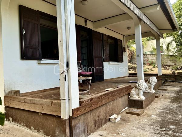 Située dans l’un des secteurs les plus prisés de Saint-Leu, cette maison d’environ 90 m² habitables, édifiée en 1988, offre une opportunité rare sur le marché immobilier.
Implantée sur une belle parcelle d’environ 440 m², elle bénéficie d’un environnement paisible et préservé, tout en profitant d’une situation exceptionnelle à quelques pas du centre-ville. Vous apprécierez la proximité immédiate de toutes les commodités : commerces, services, écoles et animations du centre, accessibles facilement à pied.
La plage de Saint-Leu se trouve à moins de 10 minutes à pied, permettant de profiter pleinement du littoral, des couchers de soleil et du mode de vie recherché de la côte ouest.
Cette propriété séduira les acquéreurs à la recherche d’un bien offrant à la fois emplacement stratégique et potentiel d’évolution. Son terrain généreux représente un véritable atout dans un secteur où les parcelles de cette superficie deviennent particulièrement rares.

N’attendez plus pour concrétiser vos projets.