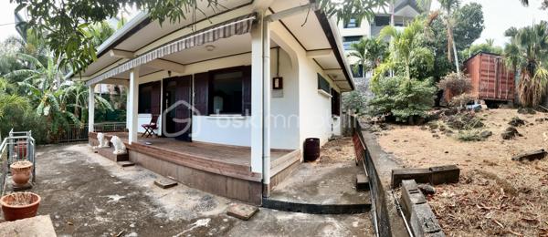 Située dans l’un des secteurs les plus prisés de Saint-Leu, cette maison d’environ 90 m² habitables, édifiée en 1988, offre une opportunité rare sur le marché immobilier.
Implantée sur une belle parcelle d’environ 440 m², elle bénéficie d’un environnement paisible et préservé, tout en profitant d’une situation exceptionnelle à quelques pas du centre-ville. Vous apprécierez la proximité immédiate de toutes les commodités : commerces, services, écoles et animations du centre, accessibles facilement à pied.
La plage de Saint-Leu se trouve à moins de 10 minutes à pied, permettant de profiter pleinement du littoral, des couchers de soleil et du mode de vie recherché de la côte ouest.
Cette propriété séduira les acquéreurs à la recherche d’un bien offrant à la fois emplacement stratégique et potentiel d’évolution. Son terrain généreux représente un véritable atout dans un secteur où les parcelles de cette superficie deviennent particulièrement rares.

N’attendez plus pour concrétiser vos projets.