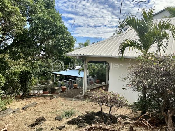 Située dans l’un des secteurs les plus prisés de Saint-Leu, cette maison d’environ 90 m² habitables, édifiée en 1988, offre une opportunité rare sur le marché immobilier.
Implantée sur une belle parcelle d’environ 440 m², elle bénéficie d’un environnement paisible et préservé, tout en profitant d’une situation exceptionnelle à quelques pas du centre-ville. Vous apprécierez la proximité immédiate de toutes les commodités : commerces, services, écoles et animations du centre, accessibles facilement à pied.
La plage de Saint-Leu se trouve à moins de 10 minutes à pied, permettant de profiter pleinement du littoral, des couchers de soleil et du mode de vie recherché de la côte ouest.
Cette propriété séduira les acquéreurs à la recherche d’un bien offrant à la fois emplacement stratégique et potentiel d’évolution. Son terrain généreux représente un véritable atout dans un secteur où les parcelles de cette superficie deviennent particulièrement rares.

N’attendez plus pour concrétiser vos projets.