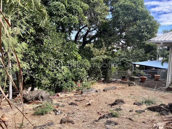 Située dans l’un des secteurs les plus prisés de Saint-Leu, cette maison d’environ 90 m² habitables, édifiée en 1988, offre une opportunité rare sur le marché immobilier.
Implantée sur une belle parcelle d’environ 440 m², elle bénéficie d’un environnement paisible et préservé, tout en profitant d’une situation exceptionnelle à quelques pas du centre-ville. Vous apprécierez la proximité immédiate de toutes les commodités : commerces, services, écoles et animations du centre, accessibles facilement à pied.
La plage de Saint-Leu se trouve à moins de 10 minutes à pied, permettant de profiter pleinement du littoral, des couchers de soleil et du mode de vie recherché de la côte ouest.
Cette propriété séduira les acquéreurs à la recherche d’un bien offrant à la fois emplacement stratégique et potentiel d’évolution. Son terrain généreux représente un véritable atout dans un secteur où les parcelles de cette superficie deviennent particulièrement rares.

N’attendez plus pour concrétiser vos projets.