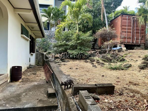 Située dans l’un des secteurs les plus prisés de Saint-Leu, cette maison d’environ 90 m² habitables, édifiée en 1988, offre une opportunité rare sur le marché immobilier.
Implantée sur une belle parcelle d’environ 440 m², elle bénéficie d’un environnement paisible et préservé, tout en profitant d’une situation exceptionnelle à quelques pas du centre-ville. Vous apprécierez la proximité immédiate de toutes les commodités : commerces, services, écoles et animations du centre, accessibles facilement à pied.
La plage de Saint-Leu se trouve à moins de 10 minutes à pied, permettant de profiter pleinement du littoral, des couchers de soleil et du mode de vie recherché de la côte ouest.
Cette propriété séduira les acquéreurs à la recherche d’un bien offrant à la fois emplacement stratégique et potentiel d’évolution. Son terrain généreux représente un véritable atout dans un secteur où les parcelles de cette superficie deviennent particulièrement rares.

N’attendez plus pour concrétiser vos projets.