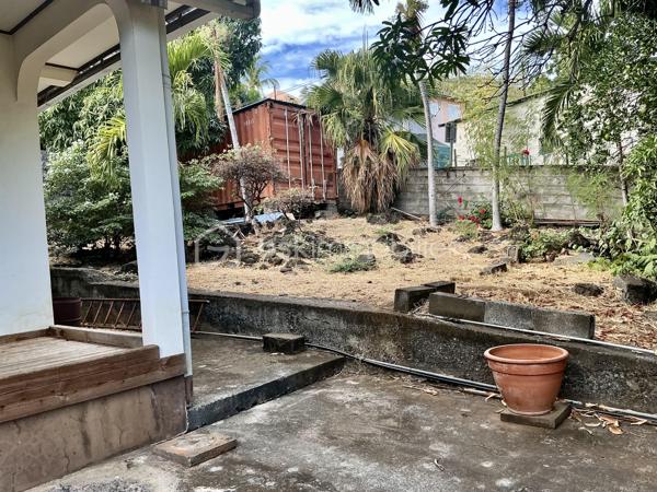 Située dans l’un des secteurs les plus prisés de Saint-Leu, cette maison d’environ 90 m² habitables, édifiée en 1988, offre une opportunité rare sur le marché immobilier.
Implantée sur une belle parcelle d’environ 440 m², elle bénéficie d’un environnement paisible et préservé, tout en profitant d’une situation exceptionnelle à quelques pas du centre-ville. Vous apprécierez la proximité immédiate de toutes les commodités : commerces, services, écoles et animations du centre, accessibles facilement à pied.
La plage de Saint-Leu se trouve à moins de 10 minutes à pied, permettant de profiter pleinement du littoral, des couchers de soleil et du mode de vie recherché de la côte ouest.
Cette propriété séduira les acquéreurs à la recherche d’un bien offrant à la fois emplacement stratégique et potentiel d’évolution. Son terrain généreux représente un véritable atout dans un secteur où les parcelles de cette superficie deviennent particulièrement rares.

N’attendez plus pour concrétiser vos projets.
