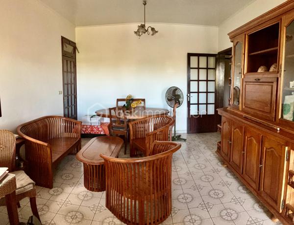 Située dans l’un des secteurs les plus prisés de Saint-Leu, cette maison d’environ 90 m² habitables, édifiée en 1988, offre une opportunité rare sur le marché immobilier.
Implantée sur une belle parcelle d’environ 440 m², elle bénéficie d’un environnement paisible et préservé, tout en profitant d’une situation exceptionnelle à quelques pas du centre-ville. Vous apprécierez la proximité immédiate de toutes les commodités : commerces, services, écoles et animations du centre, accessibles facilement à pied.
La plage de Saint-Leu se trouve à moins de 10 minutes à pied, permettant de profiter pleinement du littoral, des couchers de soleil et du mode de vie recherché de la côte ouest.
Cette propriété séduira les acquéreurs à la recherche d’un bien offrant à la fois emplacement stratégique et potentiel d’évolution. Son terrain généreux représente un véritable atout dans un secteur où les parcelles de cette superficie deviennent particulièrement rares.

N’attendez plus pour concrétiser vos projets.