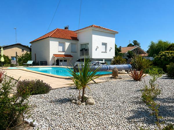 Maison tout confort dans quartier calme sur un grand terrain de plus de 1000m2