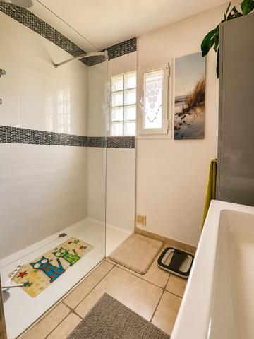 Maison tout confort dans quartier calme sur un grand terrain de plus de 1000m2