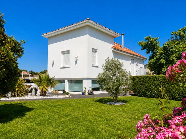 Maison tout confort dans quartier calme sur un grand terrain de plus de 1000m2