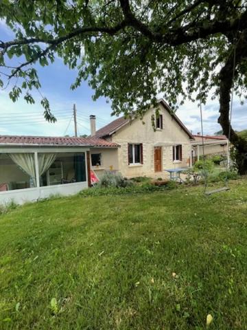 Civray Maison rénovée 73 m2, Terrain 1 425 m2 ,Volumes exi