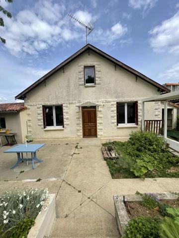 Civray Maison rénovée 73 m2, Terrain 1 425 m2 ,Volumes exi
