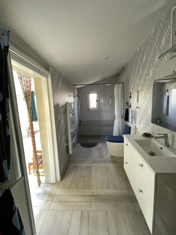 Civray Maison rénovée 73 m2, Terrain 1 425 m2 ,Volumes exi