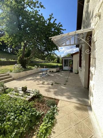 Civray Maison rénovée 73 m2, Terrain 1 425 m2 ,Volumes exi
