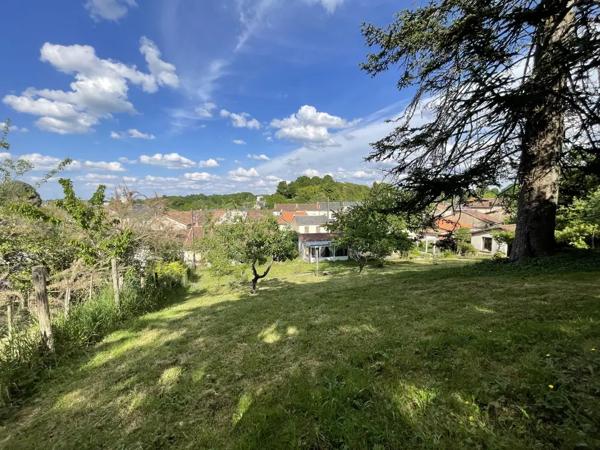 Civray Maison rénovée 73 m2, Terrain 1 425 m2 ,Volumes exi