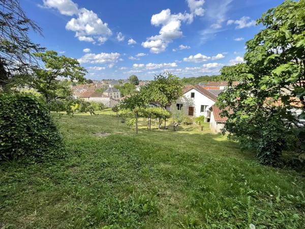 Civray Maison rénovée 73 m2, Terrain 1 425 m2 ,Volumes exi