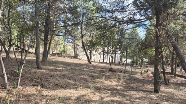 Terrain Ouveillan 842 m2 arboré et vue agréable