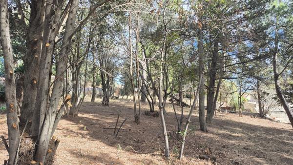 Terrain Ouveillan 842 m2 arboré et vue agréable