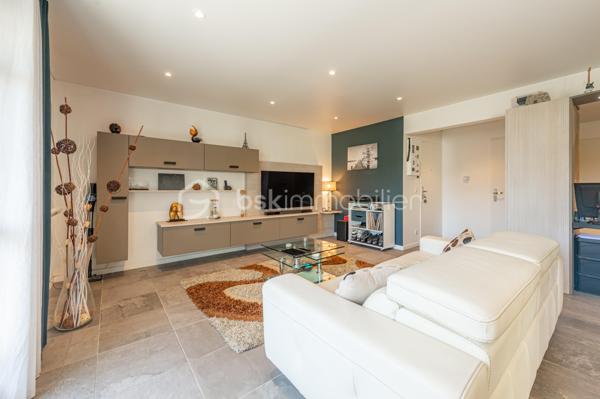 APPARTEMENT T3 TRAVERSANT, ENTIÈREMENT RÉNOVÉ AVEC BALCONS ET TERRASSE, CAVE ET GARAGE.

Situé à Annecy, dans le secteur de Cran-Gevrier, découvrez ce bel appartement entièrement rénové, situé au 1er étage avec ascenseur, offrant une vue dégagée et de beaux espaces de vie.

Dès l’entrée, vous découvrirez un hall d’entrée ouvrant sur une vaste pièce de vie de 43 m², composée d’un agréable espace salon/ séjour et d’une cuisine équipée contemporaine.

La pièce de vie bénéficie d’une belle ouverture vers l’extérieur avec un balcon et une petite terrasse, offrant un espace agréable pour profiter des beaux jours.

L’espace nuit se compose de deux chambres, dont l’une dispose également de son propre balcon.

Une salle de bains avec douche ainsi qu’un WC indépendant complètent ce bien.

Une cave et un garage fermé sont inclus dans le prix.

Les atouts :
• Appartement entièrement rénové
• 1er étage avec ascenseur
• Pièce de vie de 43,63 m²
• Cuisine équipée contemporaine
• 2 chambres
• Salle de bains avec douche
• WC indépendant
• Balcon + petite terrasse
• Balcon supplémentaire sur l’une des chambres
• Cave et garage fermé.
• Vue dégagée
• DPE : C – GES : A

Un emplacement idéal

L’appartement bénéficie d’un environnement pratique et agréable, à proximité des commerces, transports en commun, écoles et collège.

Le centre d’Annecy est accessible en seulement quelques minutes et l’accès autoroutier se trouve à environ 5 minutes, facilitant les déplacements vers Genève, Chambéry et les principaux axes de la région.

Un appartement rénové, fonctionnel et lumineux, idéal pour une résidence principale comme pour un investissement.

Prix de vente : 337 000 € – frais d’agence inclus.

Je suis à votre disposition pour tout renseignement complémentaire ou pour organiser une visite.