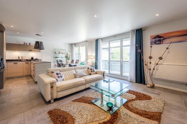APPARTEMENT T3 TRAVERSANT, ENTIÈREMENT RÉNOVÉ AVEC BALCONS ET TERRASSE, CAVE ET GARAGE.

Situé à Annecy, dans le secteur de Cran-Gevrier, découvrez ce bel appartement entièrement rénové, situé au 1er étage avec ascenseur, offrant une vue dégagée et de beaux espaces de vie.

Dès l’entrée, vous découvrirez un hall d’entrée ouvrant sur une vaste pièce de vie de 43 m², composée d’un agréable espace salon/ séjour et d’une cuisine équipée contemporaine.

La pièce de vie bénéficie d’une belle ouverture vers l’extérieur avec un balcon et une petite terrasse, offrant un espace agréable pour profiter des beaux jours.

L’espace nuit se compose de deux chambres, dont l’une dispose également de son propre balcon.

Une salle de bains avec douche ainsi qu’un WC indépendant complètent ce bien.

Une cave et un garage fermé sont inclus dans le prix.

Les atouts :
• Appartement entièrement rénové
• 1er étage avec ascenseur
• Pièce de vie de 43,63 m²
• Cuisine équipée contemporaine
• 2 chambres
• Salle de bains avec douche
• WC indépendant
• Balcon + petite terrasse
• Balcon supplémentaire sur l’une des chambres
• Cave et garage fermé.
• Vue dégagée
• DPE : C – GES : A

Un emplacement idéal

L’appartement bénéficie d’un environnement pratique et agréable, à proximité des commerces, transports en commun, écoles et collège.

Le centre d’Annecy est accessible en seulement quelques minutes et l’accès autoroutier se trouve à environ 5 minutes, facilitant les déplacements vers Genève, Chambéry et les principaux axes de la région.

Un appartement rénové, fonctionnel et lumineux, idéal pour une résidence principale comme pour un investissement.

Prix de vente : 337 000 € – frais d’agence inclus.

Je suis à votre disposition pour tout renseignement complémentaire ou pour organiser une visite.