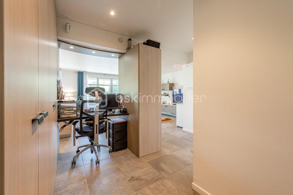 APPARTEMENT T3 TRAVERSANT, ENTIÈREMENT RÉNOVÉ AVEC BALCONS ET TERRASSE, CAVE ET GARAGE.

Situé à Annecy, dans le secteur de Cran-Gevrier, découvrez ce bel appartement entièrement rénové, situé au 1er étage avec ascenseur, offrant une vue dégagée et de beaux espaces de vie.

Dès l’entrée, vous découvrirez un hall d’entrée ouvrant sur une vaste pièce de vie de 43 m², composée d’un agréable espace salon/ séjour et d’une cuisine équipée contemporaine.

La pièce de vie bénéficie d’une belle ouverture vers l’extérieur avec un balcon et une petite terrasse, offrant un espace agréable pour profiter des beaux jours.

L’espace nuit se compose de deux chambres, dont l’une dispose également de son propre balcon.

Une salle de bains avec douche ainsi qu’un WC indépendant complètent ce bien.

Une cave et un garage fermé sont inclus dans le prix.

Les atouts :
• Appartement entièrement rénové
• 1er étage avec ascenseur
• Pièce de vie de 43,63 m²
• Cuisine équipée contemporaine
• 2 chambres
• Salle de bains avec douche
• WC indépendant
• Balcon + petite terrasse
• Balcon supplémentaire sur l’une des chambres
• Cave et garage fermé.
• Vue dégagée
• DPE : C – GES : A

Un emplacement idéal

L’appartement bénéficie d’un environnement pratique et agréable, à proximité des commerces, transports en commun, écoles et collège.

Le centre d’Annecy est accessible en seulement quelques minutes et l’accès autoroutier se trouve à environ 5 minutes, facilitant les déplacements vers Genève, Chambéry et les principaux axes de la région.

Un appartement rénové, fonctionnel et lumineux, idéal pour une résidence principale comme pour un investissement.

Prix de vente : 337 000 € – frais d’agence inclus.

Je suis à votre disposition pour tout renseignement complémentaire ou pour organiser une visite.