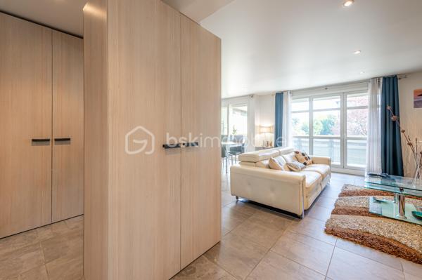 APPARTEMENT T3 TRAVERSANT, ENTIÈREMENT RÉNOVÉ AVEC BALCONS ET TERRASSE, CAVE ET GARAGE.

Situé à Annecy, dans le secteur de Cran-Gevrier, découvrez ce bel appartement entièrement rénové, situé au 1er étage avec ascenseur, offrant une vue dégagée et de beaux espaces de vie.

Dès l’entrée, vous découvrirez un hall d’entrée ouvrant sur une vaste pièce de vie de 43 m², composée d’un agréable espace salon/ séjour et d’une cuisine équipée contemporaine.

La pièce de vie bénéficie d’une belle ouverture vers l’extérieur avec un balcon et une petite terrasse, offrant un espace agréable pour profiter des beaux jours.

L’espace nuit se compose de deux chambres, dont l’une dispose également de son propre balcon.

Une salle de bains avec douche ainsi qu’un WC indépendant complètent ce bien.

Une cave et un garage fermé sont inclus dans le prix.

Les atouts :
• Appartement entièrement rénové
• 1er étage avec ascenseur
• Pièce de vie de 43,63 m²
• Cuisine équipée contemporaine
• 2 chambres
• Salle de bains avec douche
• WC indépendant
• Balcon + petite terrasse
• Balcon supplémentaire sur l’une des chambres
• Cave et garage fermé.
• Vue dégagée
• DPE : C – GES : A

Un emplacement idéal

L’appartement bénéficie d’un environnement pratique et agréable, à proximité des commerces, transports en commun, écoles et collège.

Le centre d’Annecy est accessible en seulement quelques minutes et l’accès autoroutier se trouve à environ 5 minutes, facilitant les déplacements vers Genève, Chambéry et les principaux axes de la région.

Un appartement rénové, fonctionnel et lumineux, idéal pour une résidence principale comme pour un investissement.

Prix de vente : 337 000 € – frais d’agence inclus.

Je suis à votre disposition pour tout renseignement complémentaire ou pour organiser une visite.