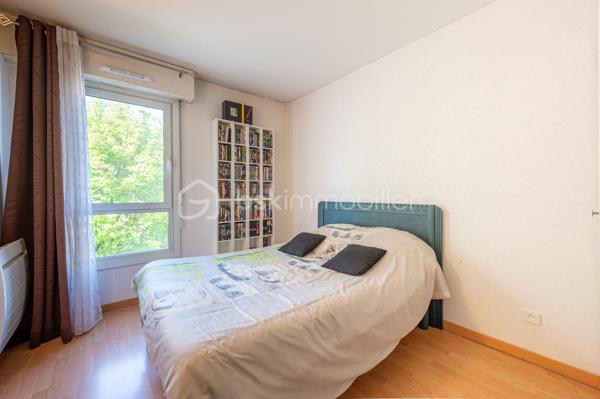 APPARTEMENT T3 TRAVERSANT, ENTIÈREMENT RÉNOVÉ AVEC BALCONS ET TERRASSE, CAVE ET GARAGE.

Situé à Annecy, dans le secteur de Cran-Gevrier, découvrez ce bel appartement entièrement rénové, situé au 1er étage avec ascenseur, offrant une vue dégagée et de beaux espaces de vie.

Dès l’entrée, vous découvrirez un hall d’entrée ouvrant sur une vaste pièce de vie de 43 m², composée d’un agréable espace salon/ séjour et d’une cuisine équipée contemporaine.

La pièce de vie bénéficie d’une belle ouverture vers l’extérieur avec un balcon et une petite terrasse, offrant un espace agréable pour profiter des beaux jours.

L’espace nuit se compose de deux chambres, dont l’une dispose également de son propre balcon.

Une salle de bains avec douche ainsi qu’un WC indépendant complètent ce bien.

Une cave et un garage fermé sont inclus dans le prix.

Les atouts :
• Appartement entièrement rénové
• 1er étage avec ascenseur
• Pièce de vie de 43,63 m²
• Cuisine équipée contemporaine
• 2 chambres
• Salle de bains avec douche
• WC indépendant
• Balcon + petite terrasse
• Balcon supplémentaire sur l’une des chambres
• Cave et garage fermé.
• Vue dégagée
• DPE : C – GES : A

Un emplacement idéal

L’appartement bénéficie d’un environnement pratique et agréable, à proximité des commerces, transports en commun, écoles et collège.

Le centre d’Annecy est accessible en seulement quelques minutes et l’accès autoroutier se trouve à environ 5 minutes, facilitant les déplacements vers Genève, Chambéry et les principaux axes de la région.

Un appartement rénové, fonctionnel et lumineux, idéal pour une résidence principale comme pour un investissement.

Prix de vente : 337 000 € – frais d’agence inclus.

Je suis à votre disposition pour tout renseignement complémentaire ou pour organiser une visite.
