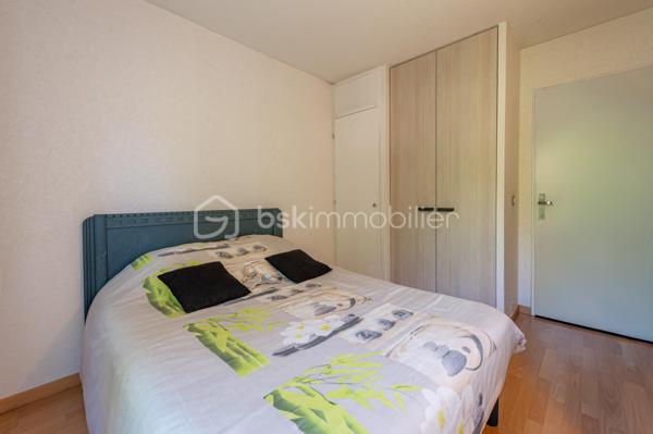 APPARTEMENT T3 TRAVERSANT, ENTIÈREMENT RÉNOVÉ AVEC BALCONS ET TERRASSE, CAVE ET GARAGE.

Situé à Annecy, dans le secteur de Cran-Gevrier, découvrez ce bel appartement entièrement rénové, situé au 1er étage avec ascenseur, offrant une vue dégagée et de beaux espaces de vie.

Dès l’entrée, vous découvrirez un hall d’entrée ouvrant sur une vaste pièce de vie de 43 m², composée d’un agréable espace salon/ séjour et d’une cuisine équipée contemporaine.

La pièce de vie bénéficie d’une belle ouverture vers l’extérieur avec un balcon et une petite terrasse, offrant un espace agréable pour profiter des beaux jours.

L’espace nuit se compose de deux chambres, dont l’une dispose également de son propre balcon.

Une salle de bains avec douche ainsi qu’un WC indépendant complètent ce bien.

Une cave et un garage fermé sont inclus dans le prix.

Les atouts :
• Appartement entièrement rénové
• 1er étage avec ascenseur
• Pièce de vie de 43,63 m²
• Cuisine équipée contemporaine
• 2 chambres
• Salle de bains avec douche
• WC indépendant
• Balcon + petite terrasse
• Balcon supplémentaire sur l’une des chambres
• Cave et garage fermé.
• Vue dégagée
• DPE : C – GES : A

Un emplacement idéal

L’appartement bénéficie d’un environnement pratique et agréable, à proximité des commerces, transports en commun, écoles et collège.

Le centre d’Annecy est accessible en seulement quelques minutes et l’accès autoroutier se trouve à environ 5 minutes, facilitant les déplacements vers Genève, Chambéry et les principaux axes de la région.

Un appartement rénové, fonctionnel et lumineux, idéal pour une résidence principale comme pour un investissement.

Prix de vente : 337 000 € – frais d’agence inclus.

Je suis à votre disposition pour tout renseignement complémentaire ou pour organiser une visite.