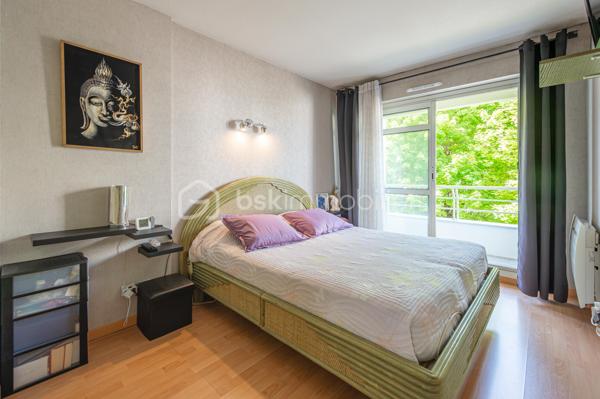 APPARTEMENT T3 TRAVERSANT, ENTIÈREMENT RÉNOVÉ AVEC BALCONS ET TERRASSE, CAVE ET GARAGE.

Situé à Annecy, dans le secteur de Cran-Gevrier, découvrez ce bel appartement entièrement rénové, situé au 1er étage avec ascenseur, offrant une vue dégagée et de beaux espaces de vie.

Dès l’entrée, vous découvrirez un hall d’entrée ouvrant sur une vaste pièce de vie de 43 m², composée d’un agréable espace salon/ séjour et d’une cuisine équipée contemporaine.

La pièce de vie bénéficie d’une belle ouverture vers l’extérieur avec un balcon et une petite terrasse, offrant un espace agréable pour profiter des beaux jours.

L’espace nuit se compose de deux chambres, dont l’une dispose également de son propre balcon.

Une salle de bains avec douche ainsi qu’un WC indépendant complètent ce bien.

Une cave et un garage fermé sont inclus dans le prix.

Les atouts :
• Appartement entièrement rénové
• 1er étage avec ascenseur
• Pièce de vie de 43,63 m²
• Cuisine équipée contemporaine
• 2 chambres
• Salle de bains avec douche
• WC indépendant
• Balcon + petite terrasse
• Balcon supplémentaire sur l’une des chambres
• Cave et garage fermé.
• Vue dégagée
• DPE : C – GES : A

Un emplacement idéal

L’appartement bénéficie d’un environnement pratique et agréable, à proximité des commerces, transports en commun, écoles et collège.

Le centre d’Annecy est accessible en seulement quelques minutes et l’accès autoroutier se trouve à environ 5 minutes, facilitant les déplacements vers Genève, Chambéry et les principaux axes de la région.

Un appartement rénové, fonctionnel et lumineux, idéal pour une résidence principale comme pour un investissement.

Prix de vente : 337 000 € – frais d’agence inclus.

Je suis à votre disposition pour tout renseignement complémentaire ou pour organiser une visite.
