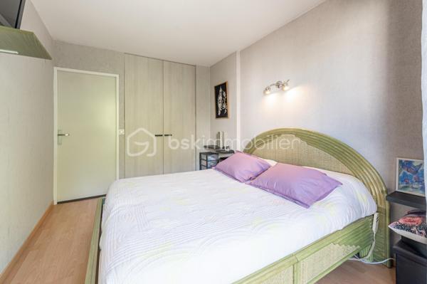 APPARTEMENT T3 TRAVERSANT, ENTIÈREMENT RÉNOVÉ AVEC BALCONS ET TERRASSE, CAVE ET GARAGE.

Situé à Annecy, dans le secteur de Cran-Gevrier, découvrez ce bel appartement entièrement rénové, situé au 1er étage avec ascenseur, offrant une vue dégagée et de beaux espaces de vie.

Dès l’entrée, vous découvrirez un hall d’entrée ouvrant sur une vaste pièce de vie de 43 m², composée d’un agréable espace salon/ séjour et d’une cuisine équipée contemporaine.

La pièce de vie bénéficie d’une belle ouverture vers l’extérieur avec un balcon et une petite terrasse, offrant un espace agréable pour profiter des beaux jours.

L’espace nuit se compose de deux chambres, dont l’une dispose également de son propre balcon.

Une salle de bains avec douche ainsi qu’un WC indépendant complètent ce bien.

Une cave et un garage fermé sont inclus dans le prix.

Les atouts :
• Appartement entièrement rénové
• 1er étage avec ascenseur
• Pièce de vie de 43,63 m²
• Cuisine équipée contemporaine
• 2 chambres
• Salle de bains avec douche
• WC indépendant
• Balcon + petite terrasse
• Balcon supplémentaire sur l’une des chambres
• Cave et garage fermé.
• Vue dégagée
• DPE : C – GES : A

Un emplacement idéal

L’appartement bénéficie d’un environnement pratique et agréable, à proximité des commerces, transports en commun, écoles et collège.

Le centre d’Annecy est accessible en seulement quelques minutes et l’accès autoroutier se trouve à environ 5 minutes, facilitant les déplacements vers Genève, Chambéry et les principaux axes de la région.

Un appartement rénové, fonctionnel et lumineux, idéal pour une résidence principale comme pour un investissement.

Prix de vente : 337 000 € – frais d’agence inclus.

Je suis à votre disposition pour tout renseignement complémentaire ou pour organiser une visite.