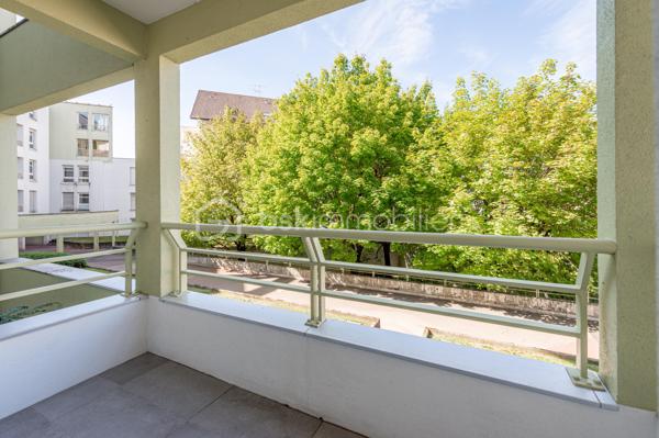 APPARTEMENT T3 TRAVERSANT, ENTIÈREMENT RÉNOVÉ AVEC BALCONS ET TERRASSE, CAVE ET GARAGE.

Situé à Annecy, dans le secteur de Cran-Gevrier, découvrez ce bel appartement entièrement rénové, situé au 1er étage avec ascenseur, offrant une vue dégagée et de beaux espaces de vie.

Dès l’entrée, vous découvrirez un hall d’entrée ouvrant sur une vaste pièce de vie de 43 m², composée d’un agréable espace salon/ séjour et d’une cuisine équipée contemporaine.

La pièce de vie bénéficie d’une belle ouverture vers l’extérieur avec un balcon et une petite terrasse, offrant un espace agréable pour profiter des beaux jours.

L’espace nuit se compose de deux chambres, dont l’une dispose également de son propre balcon.

Une salle de bains avec douche ainsi qu’un WC indépendant complètent ce bien.

Une cave et un garage fermé sont inclus dans le prix.

Les atouts :
• Appartement entièrement rénové
• 1er étage avec ascenseur
• Pièce de vie de 43,63 m²
• Cuisine équipée contemporaine
• 2 chambres
• Salle de bains avec douche
• WC indépendant
• Balcon + petite terrasse
• Balcon supplémentaire sur l’une des chambres
• Cave et garage fermé.
• Vue dégagée
• DPE : C – GES : A

Un emplacement idéal

L’appartement bénéficie d’un environnement pratique et agréable, à proximité des commerces, transports en commun, écoles et collège.

Le centre d’Annecy est accessible en seulement quelques minutes et l’accès autoroutier se trouve à environ 5 minutes, facilitant les déplacements vers Genève, Chambéry et les principaux axes de la région.

Un appartement rénové, fonctionnel et lumineux, idéal pour une résidence principale comme pour un investissement.

Prix de vente : 337 000 € – frais d’agence inclus.

Je suis à votre disposition pour tout renseignement complémentaire ou pour organiser une visite.